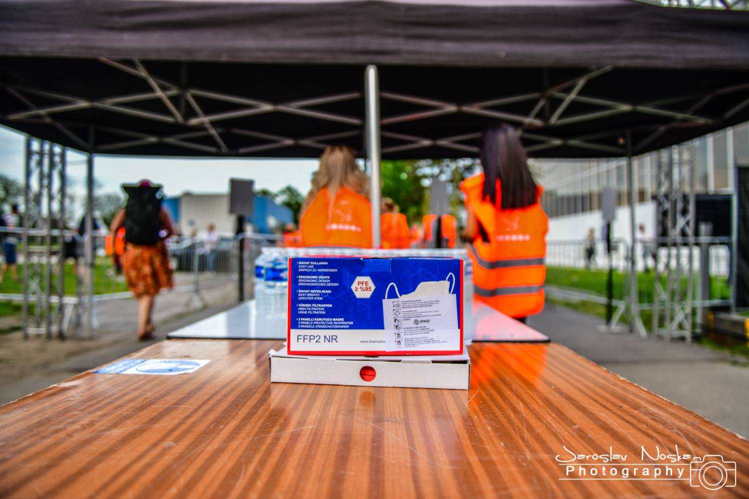 První koncert po lockdownu: Chinaski a Pavel Šporcl rozjásali holešovické publikum, bavili také akrobaté 