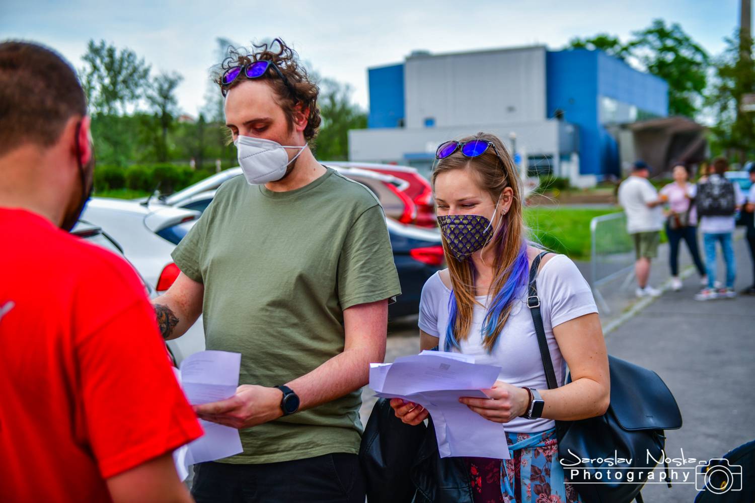 První koncert po lockdownu: Chinaski a Pavel Šporcl rozjásali holešovické publikum, bavili také akrobaté 