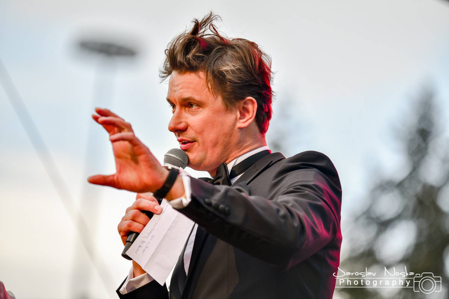 První koncert po lockdownu: Chinaski a Pavel Šporcl rozjásali holešovické publikum, bavili také akrobaté 