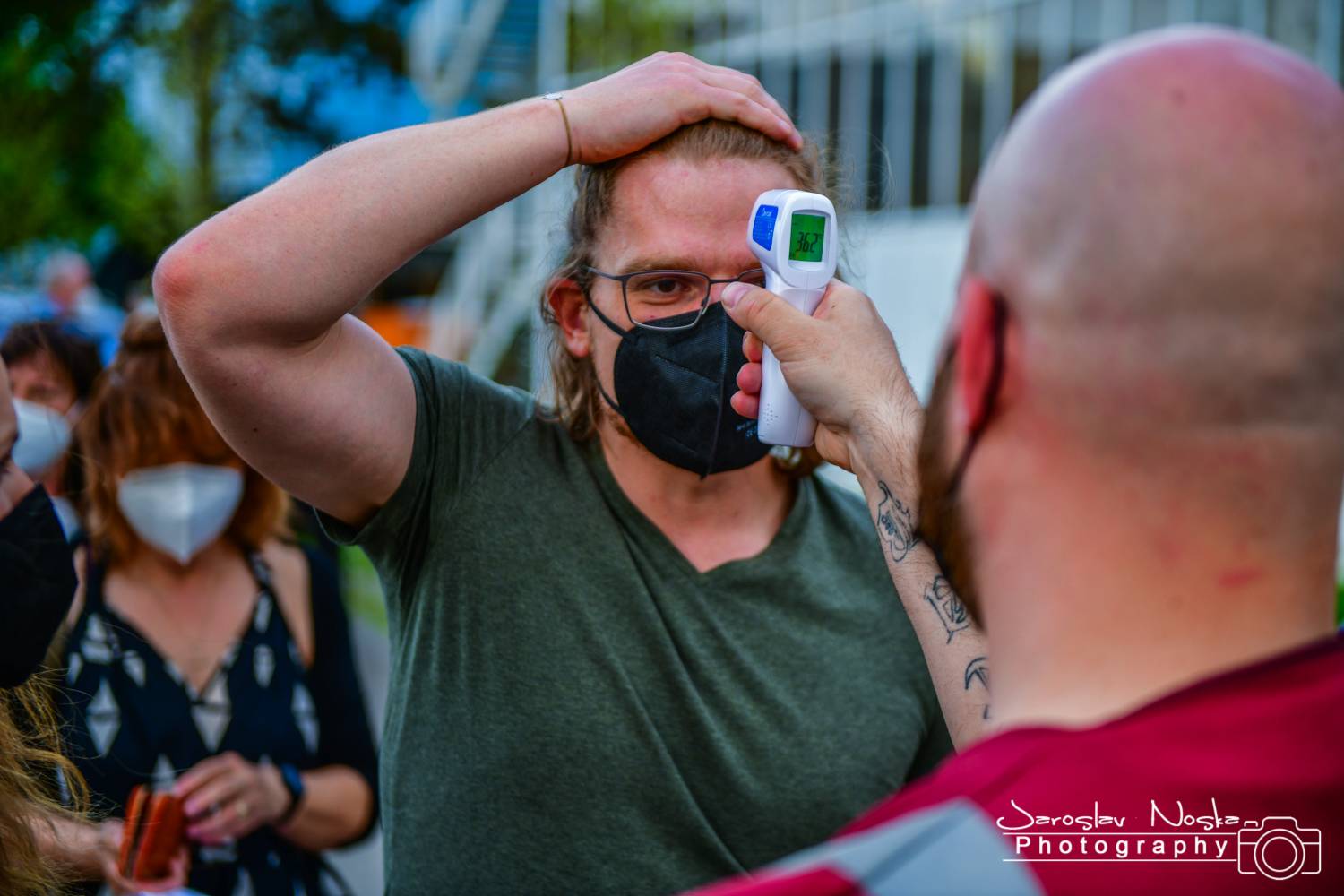 První koncert po lockdownu: Chinaski a Pavel Šporcl rozjásali holešovické publikum, bavili také akrobaté 