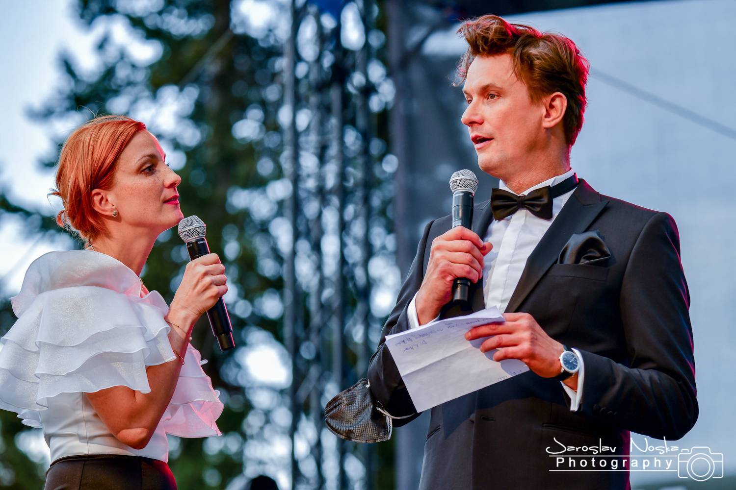 První koncert po lockdownu: Chinaski a Pavel Šporcl rozjásali holešovické publikum, bavili také akrobaté 