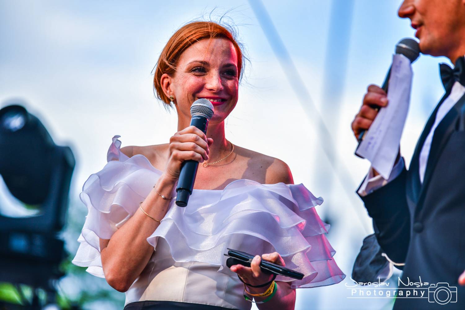 První koncert po lockdownu: Chinaski a Pavel Šporcl rozjásali holešovické publikum, bavili také akrobaté 