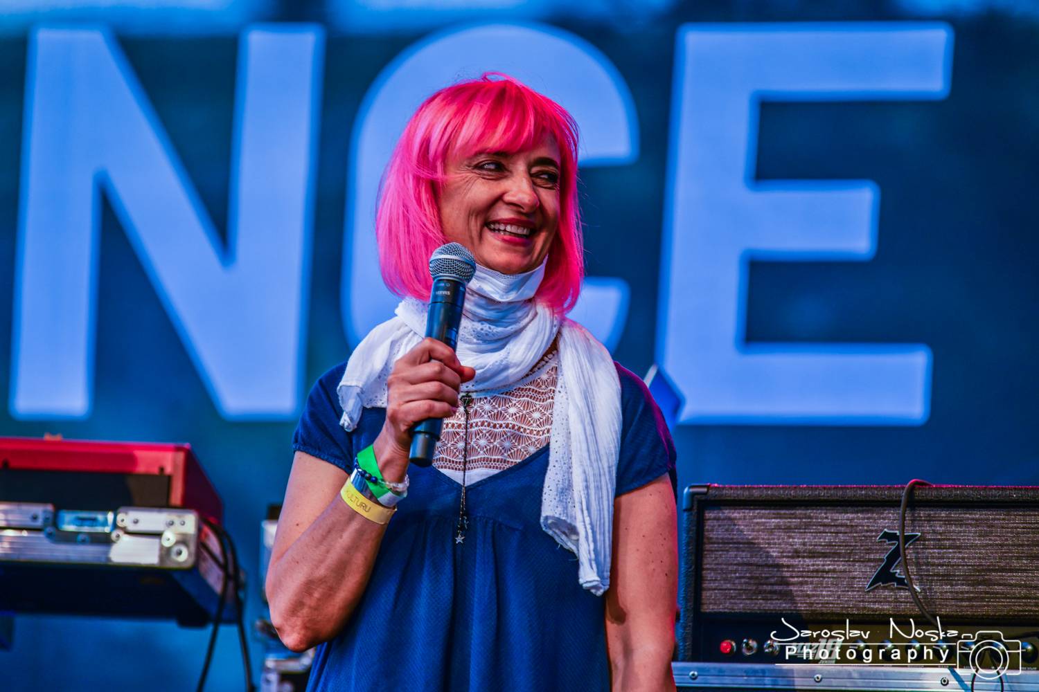 První koncert po lockdownu: Chinaski a Pavel Šporcl rozjásali holešovické publikum, bavili také akrobaté 