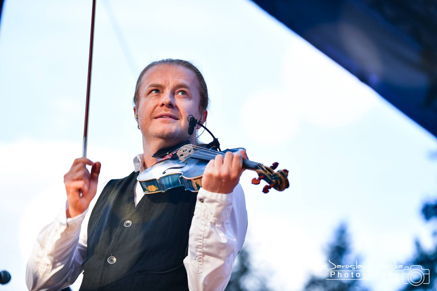 První koncert po lockdownu: Chinaski a Pavel Šporcl rozjásali holešovické publikum, bavili také akrobaté 