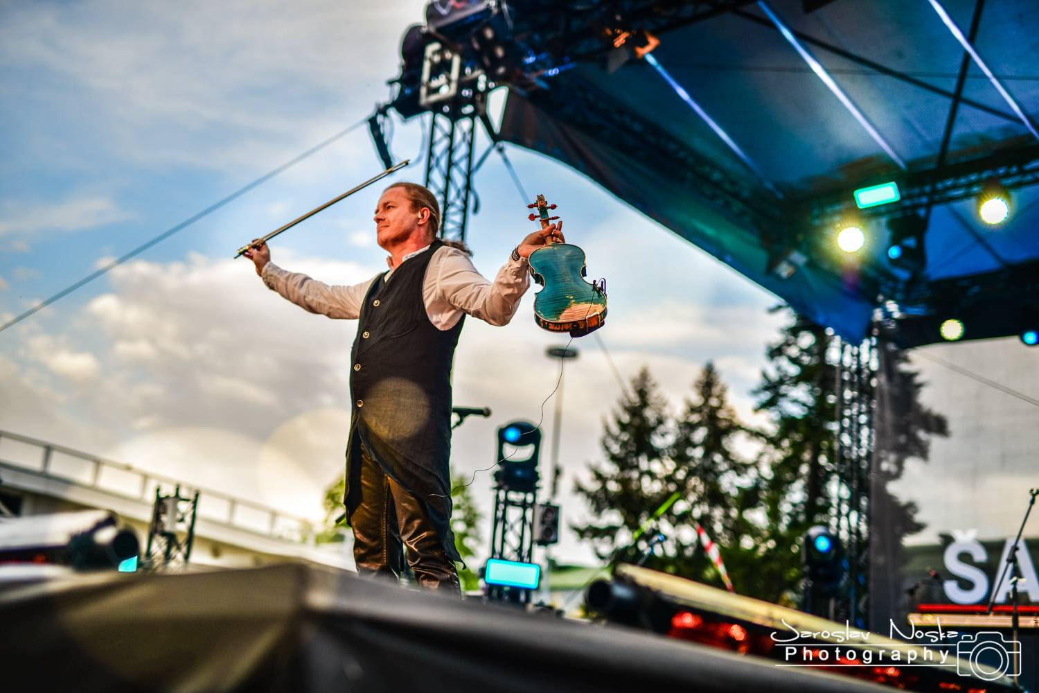 První koncert po lockdownu: Chinaski a Pavel Šporcl rozjásali holešovické publikum, bavili také akrobaté 