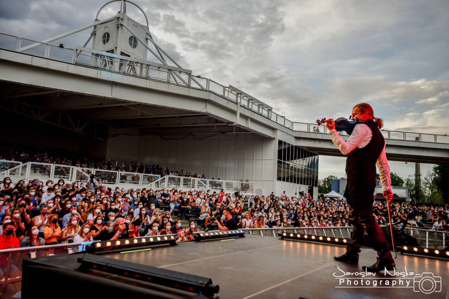 První koncert po lockdownu: Chinaski a Pavel Šporcl rozjásali holešovické publikum, bavili také akrobaté 