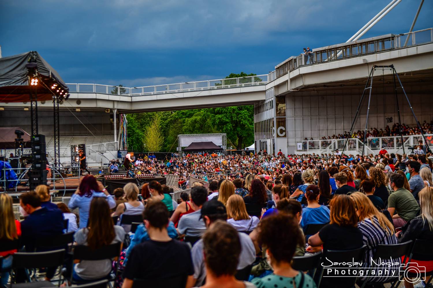 První koncert po lockdownu: Chinaski a Pavel Šporcl rozjásali holešovické publikum, bavili také akrobaté 