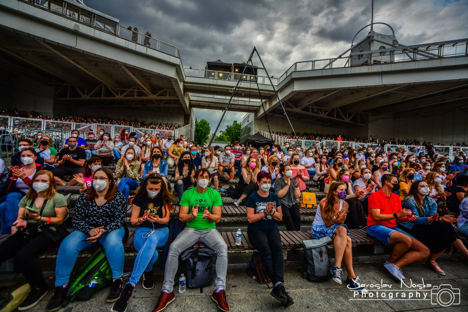 První koncert po lockdownu: Chinaski a Pavel Šporcl rozjásali holešovické publikum, bavili také akrobaté 