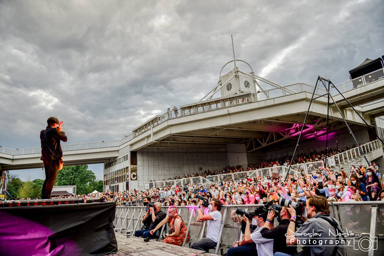 První koncert po lockdownu: Chinaski a Pavel Šporcl rozjásali holešovické publikum, bavili také akrobaté 