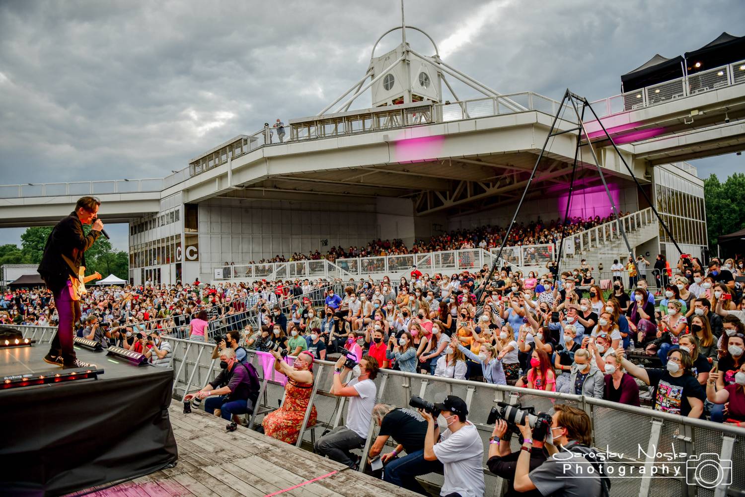 První koncert po lockdownu: Chinaski a Pavel Šporcl rozjásali holešovické publikum, bavili také akrobaté 