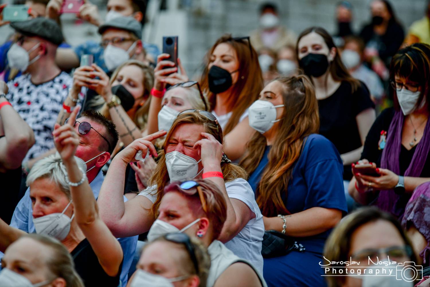 První koncert po lockdownu: Chinaski a Pavel Šporcl rozjásali holešovické publikum, bavili také akrobaté 