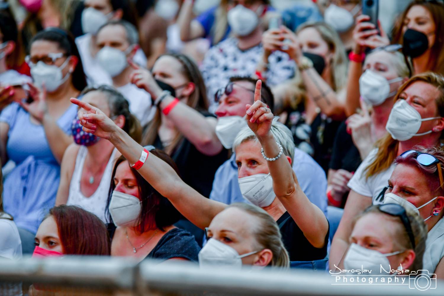 První koncert po lockdownu: Chinaski a Pavel Šporcl rozjásali holešovické publikum, bavili také akrobaté 