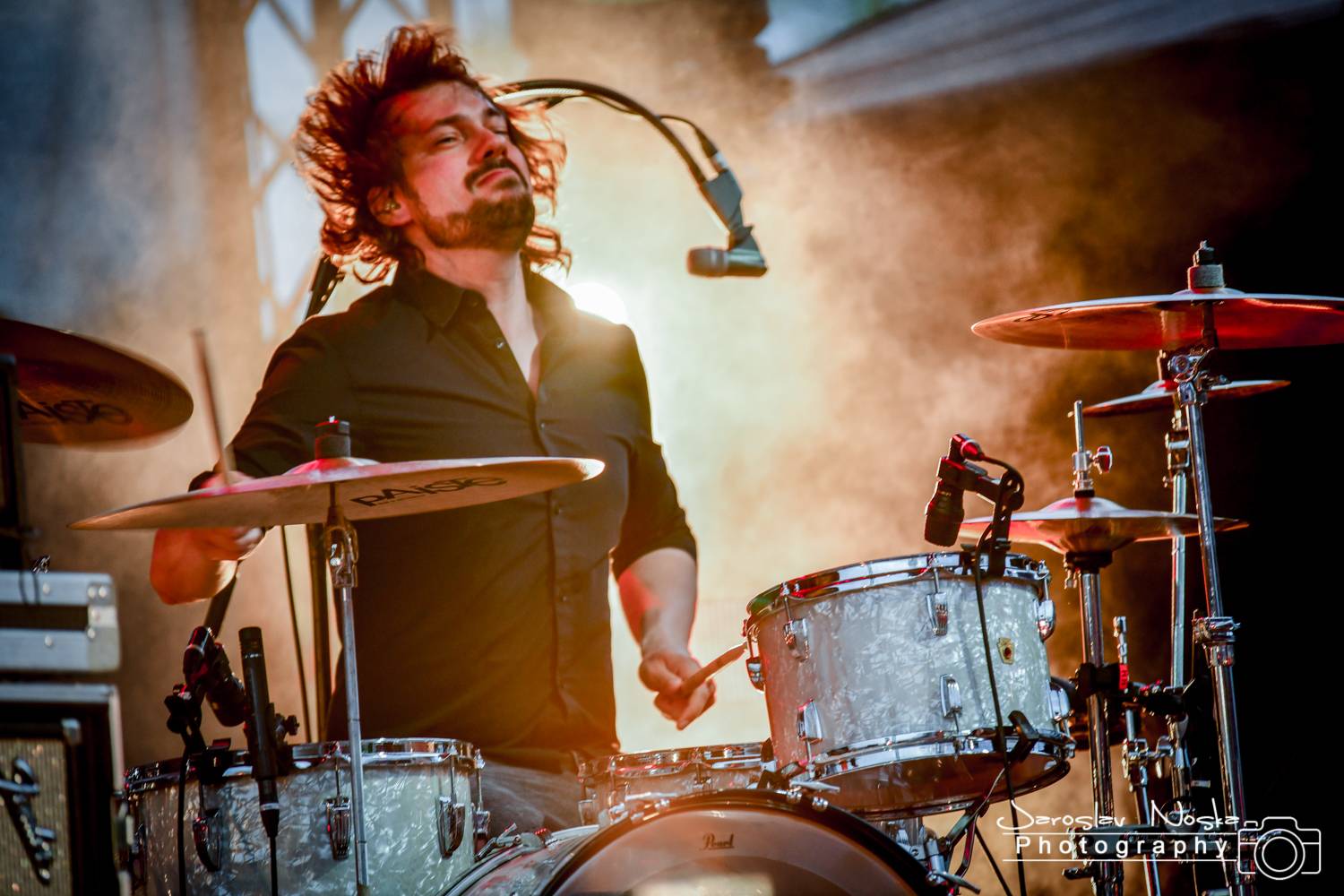 První koncert po lockdownu: Chinaski a Pavel Šporcl rozjásali holešovické publikum, bavili také akrobaté 