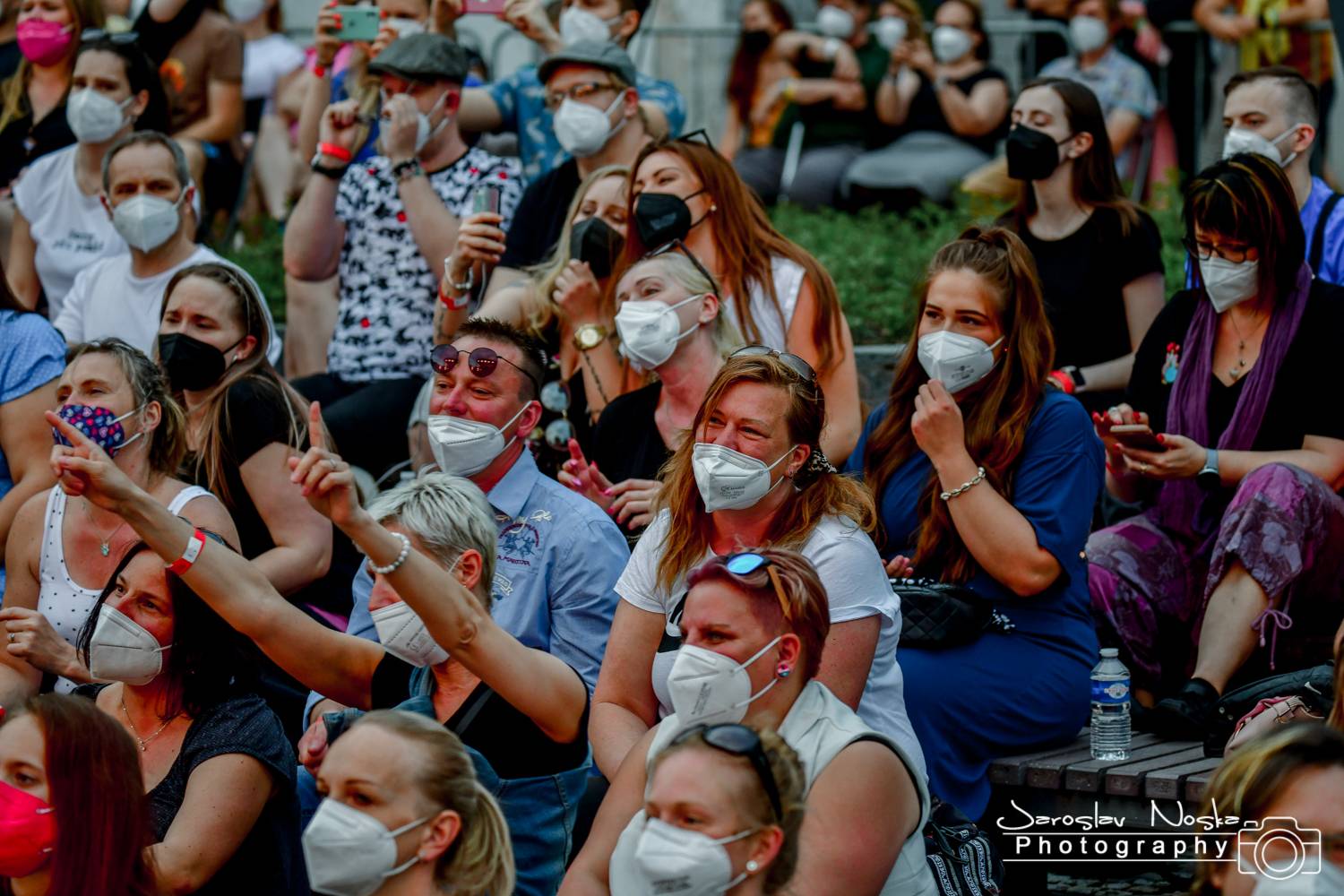 První koncert po lockdownu: Chinaski a Pavel Šporcl rozjásali holešovické publikum, bavili také akrobaté 