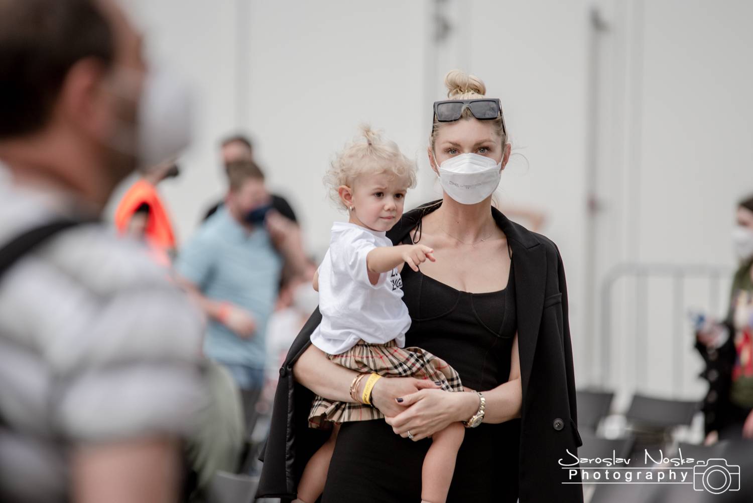 První koncert po lockdownu: Chinaski a Pavel Šporcl rozjásali holešovické publikum, bavili také akrobaté 