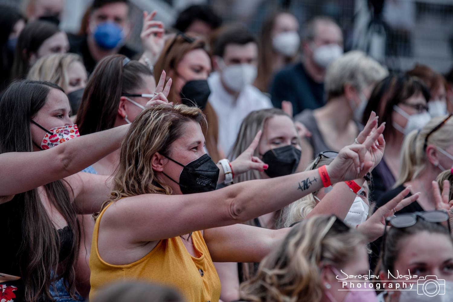 První koncert po lockdownu: Chinaski a Pavel Šporcl rozjásali holešovické publikum, bavili také akrobaté 