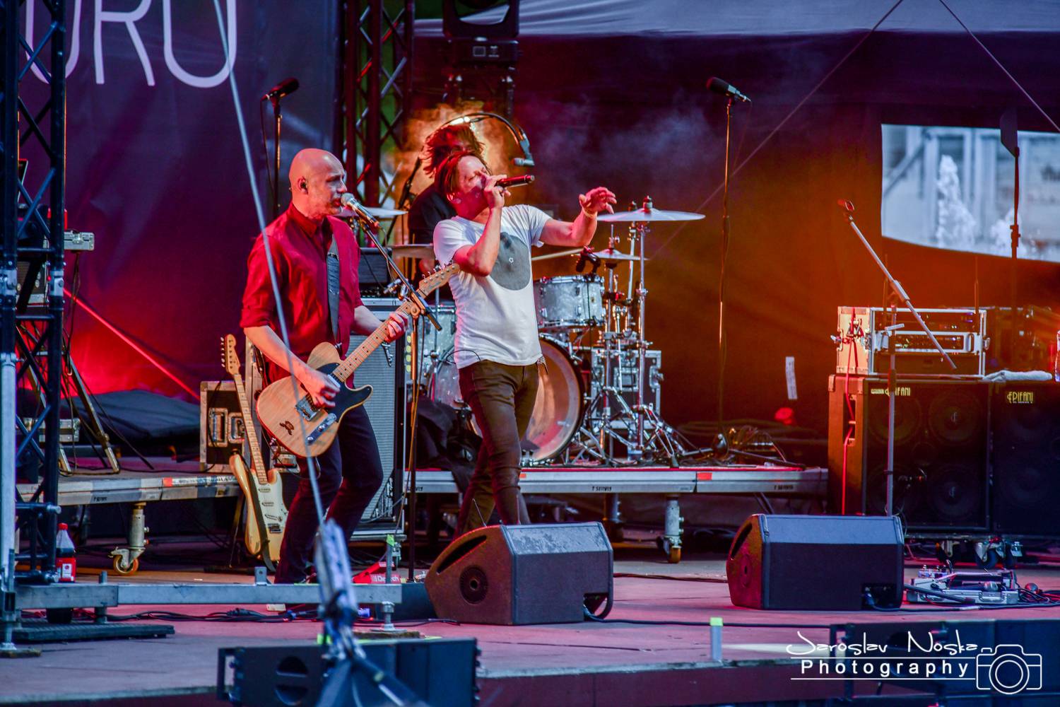 První koncert po lockdownu: Chinaski a Pavel Šporcl rozjásali holešovické publikum, bavili také akrobaté 