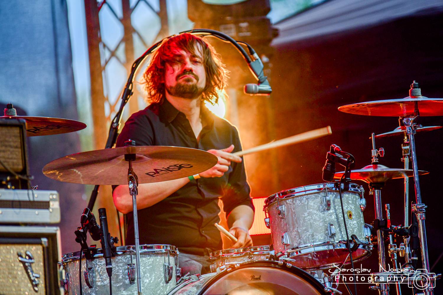 První koncert po lockdownu: Chinaski a Pavel Šporcl rozjásali holešovické publikum, bavili také akrobaté 