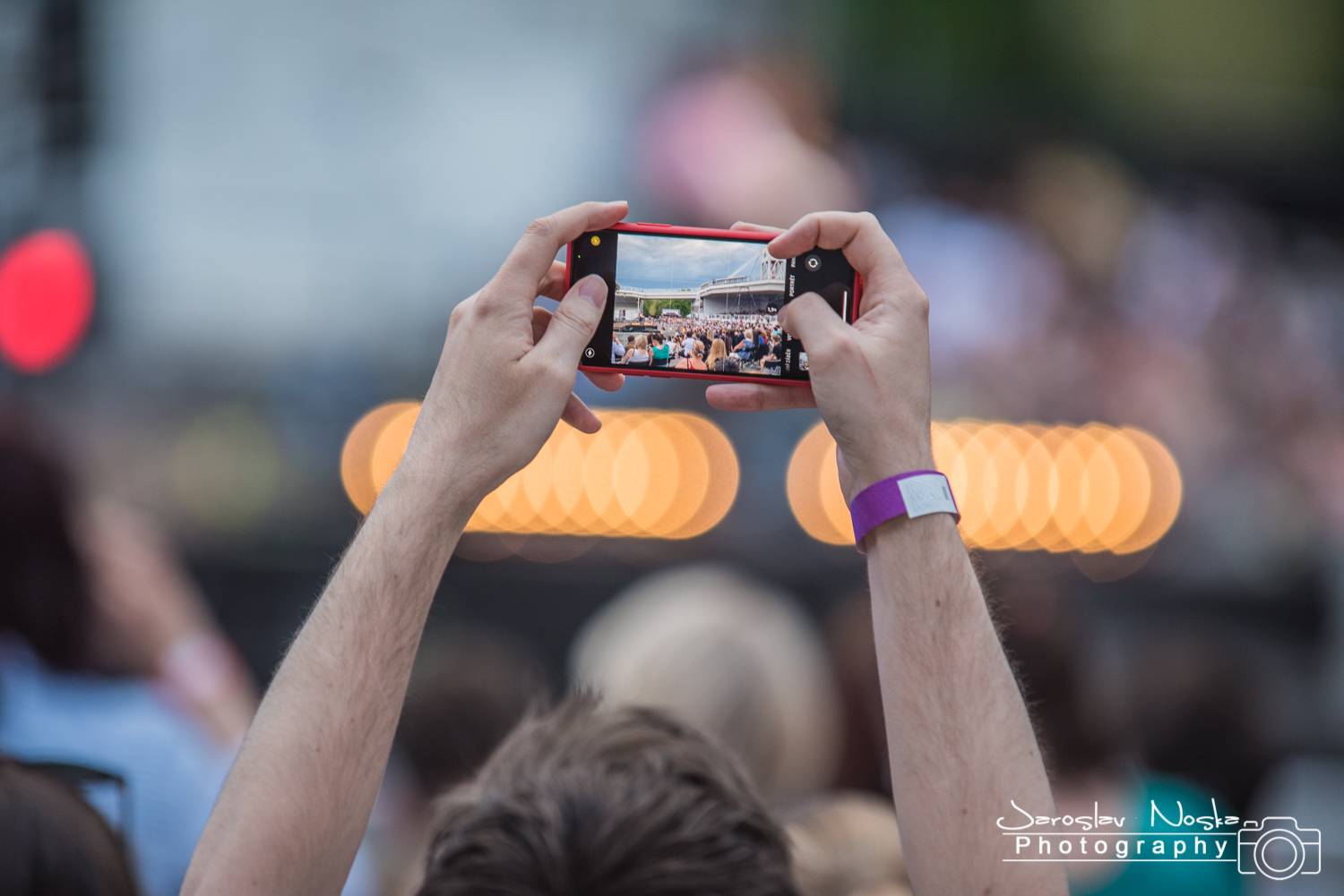 První koncert po lockdownu: Chinaski a Pavel Šporcl rozjásali holešovické publikum, bavili také akrobaté 
