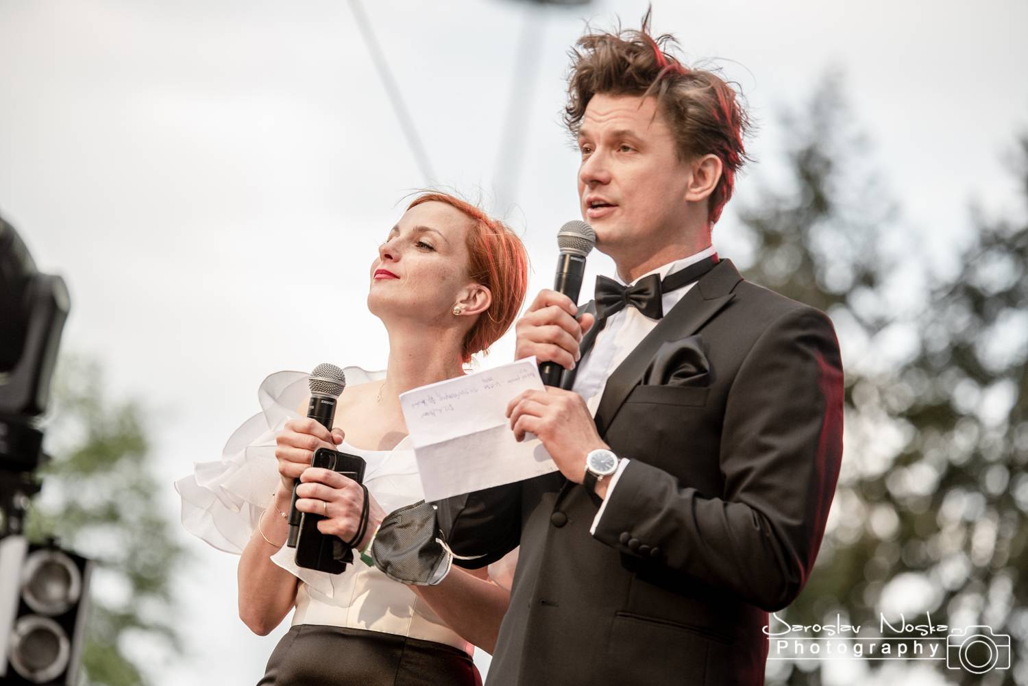 První koncert po lockdownu: Chinaski a Pavel Šporcl rozjásali holešovické publikum, bavili také akrobaté 