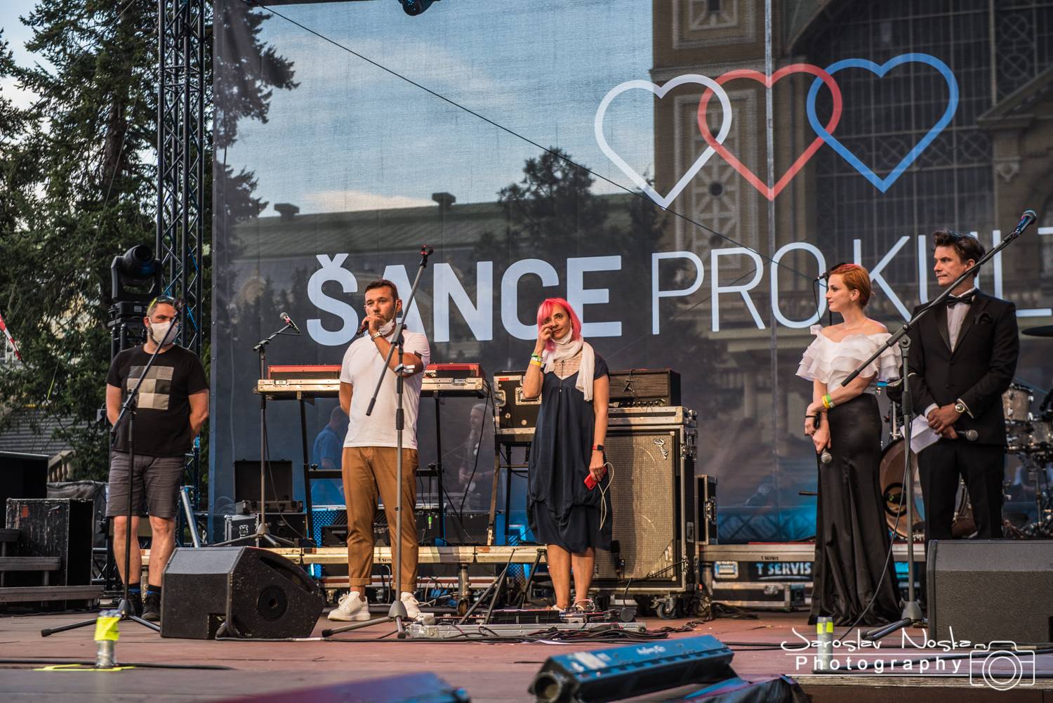 První koncert po lockdownu: Chinaski a Pavel Šporcl rozjásali holešovické publikum, bavili také akrobaté 