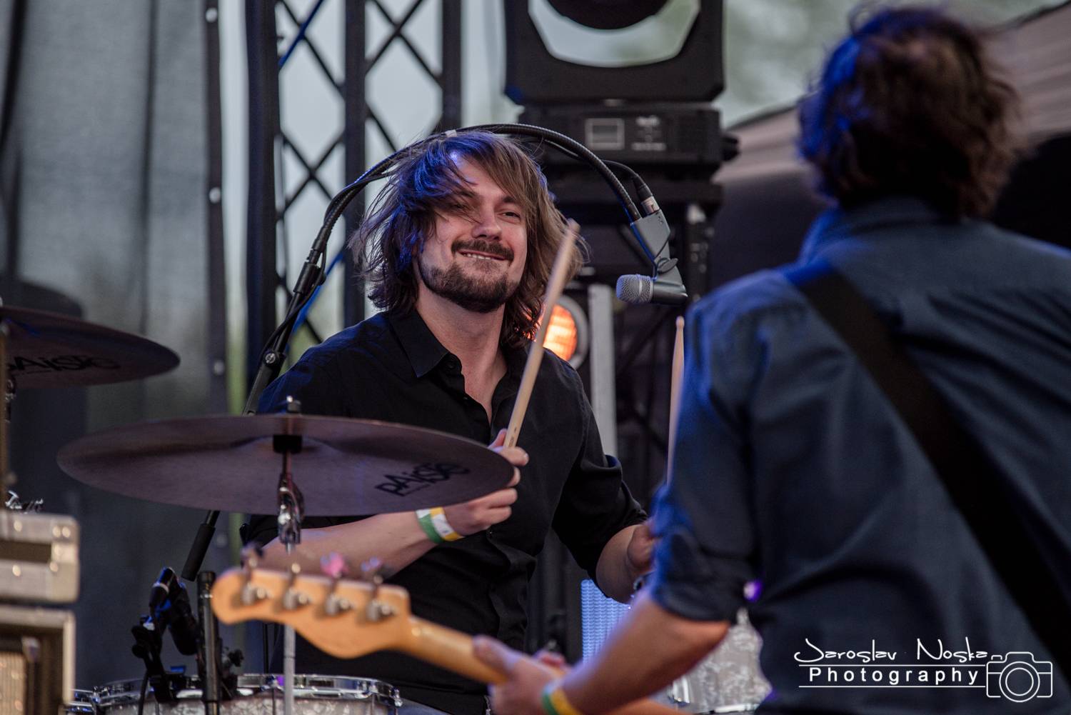 První koncert po lockdownu: Chinaski a Pavel Šporcl rozjásali holešovické publikum, bavili také akrobaté 