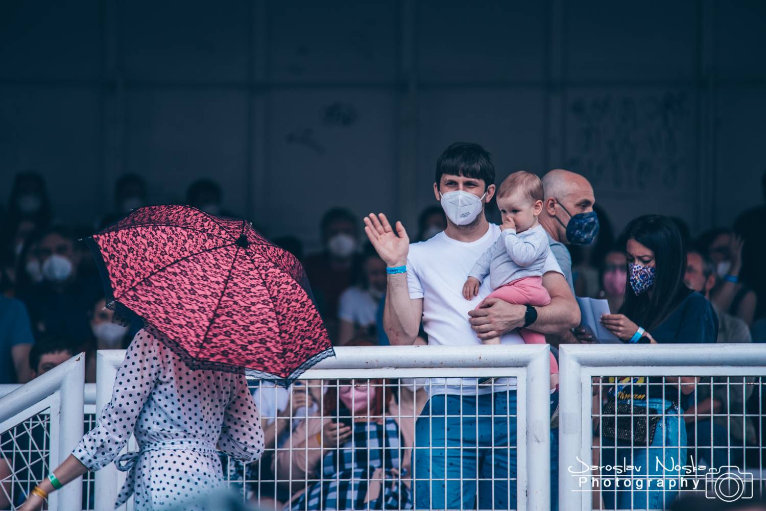 První koncert po lockdownu: Chinaski a Pavel Šporcl rozjásali holešovické publikum, bavili také akrobaté 