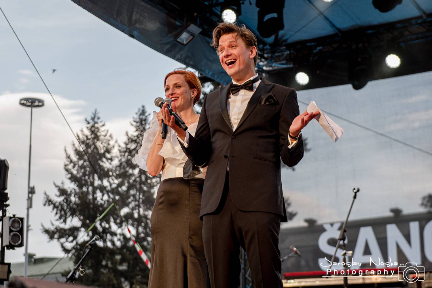 První koncert po lockdownu: Chinaski a Pavel Šporcl rozjásali holešovické publikum, bavili také akrobaté 