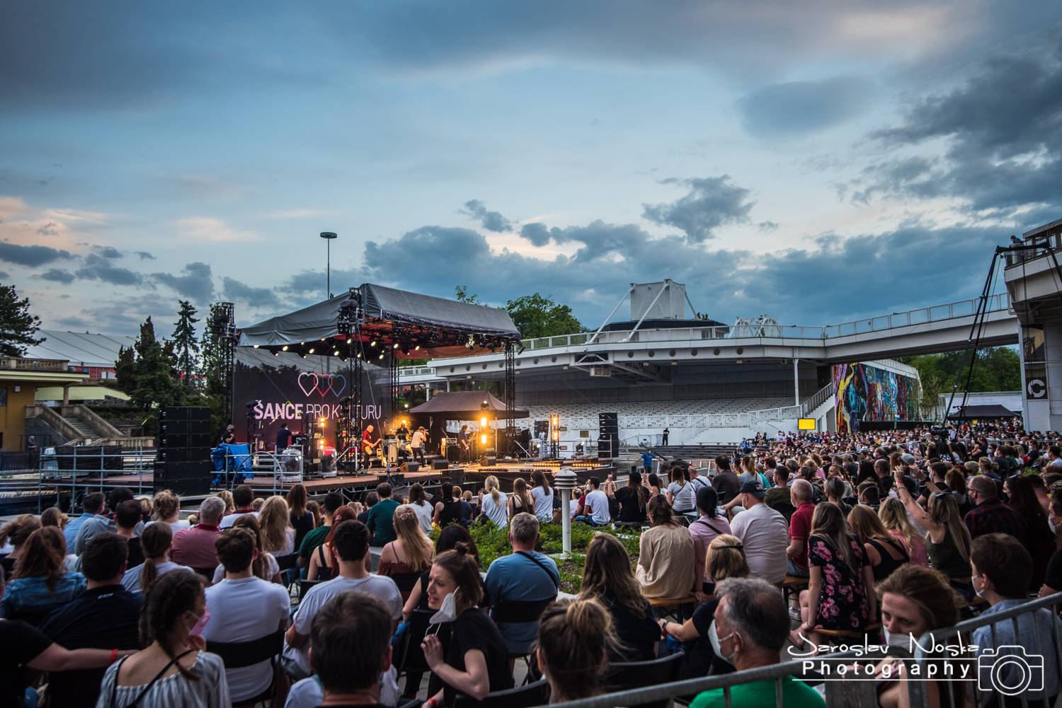 První koncert po lockdownu: Chinaski a Pavel Šporcl rozjásali holešovické publikum, bavili také akrobaté 
