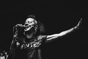 N.O.H.A. zvedla fanoušky ze židlí, koncert před Cross Clubem byl plný energie