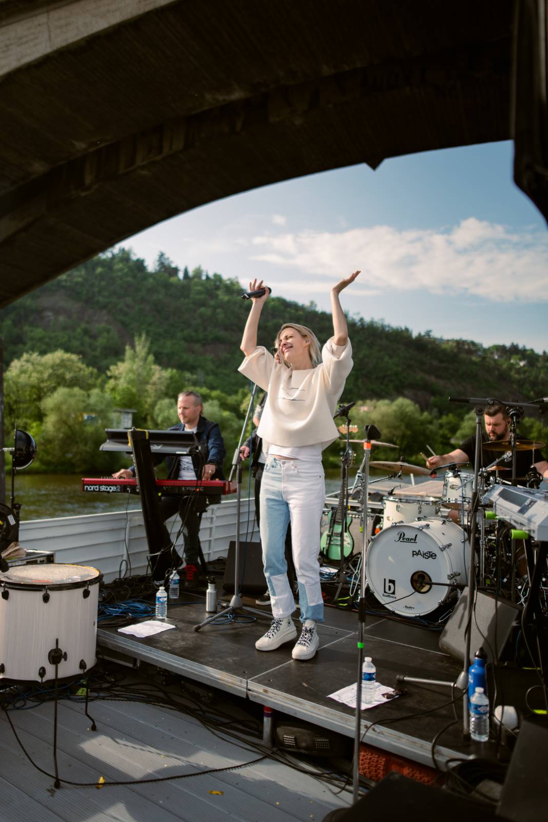 Bára Poláková to rozjela na lodi, koncert poslouchali i lidé na břehu