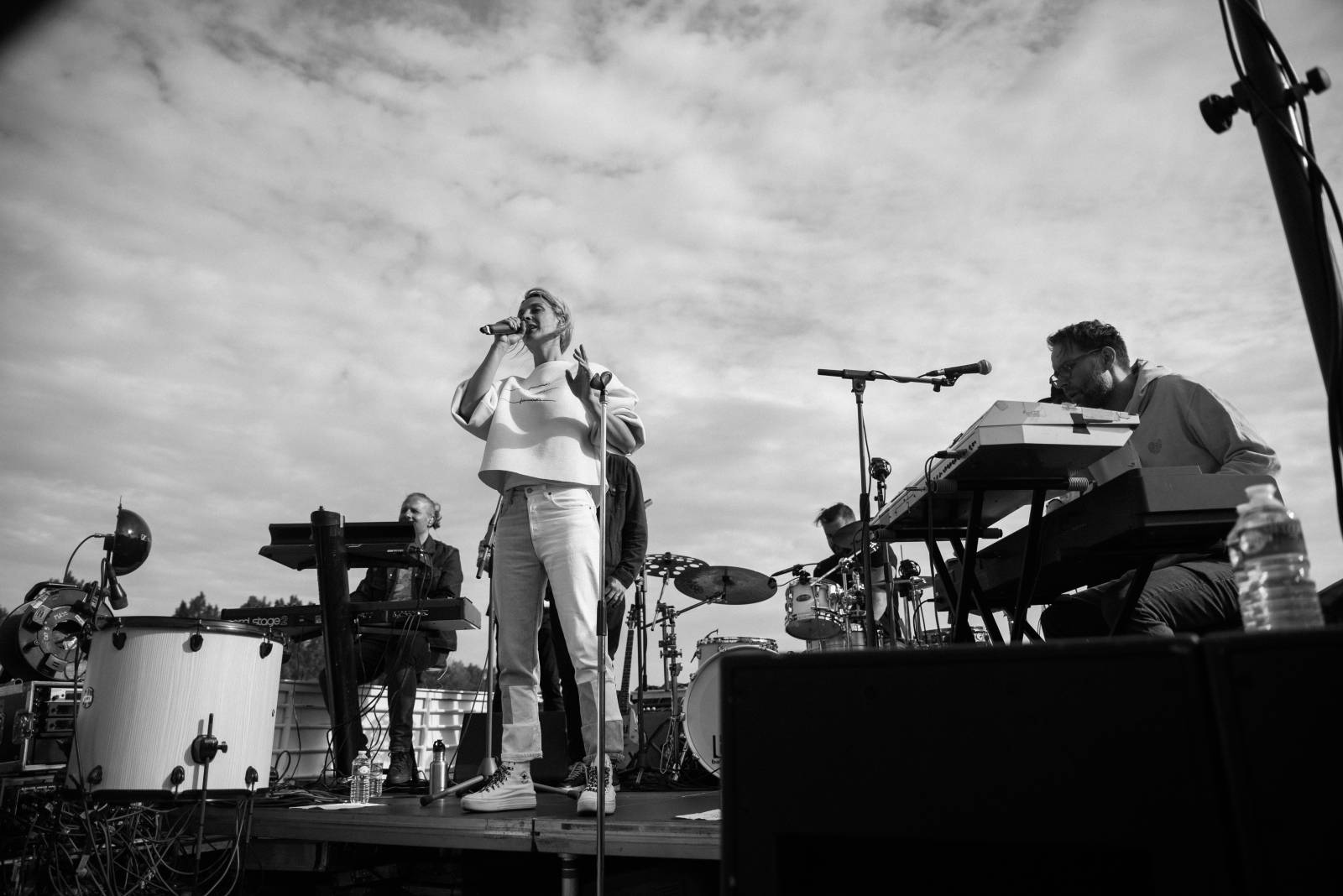 Bára Poláková to rozjela na lodi, koncert poslouchali i lidé na břehu