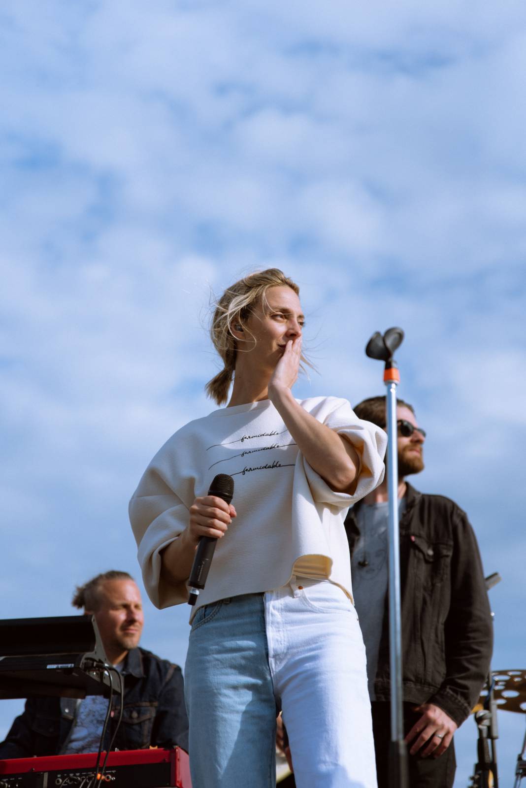 Bára Poláková to rozjela na lodi, koncert poslouchali i lidé na břehu