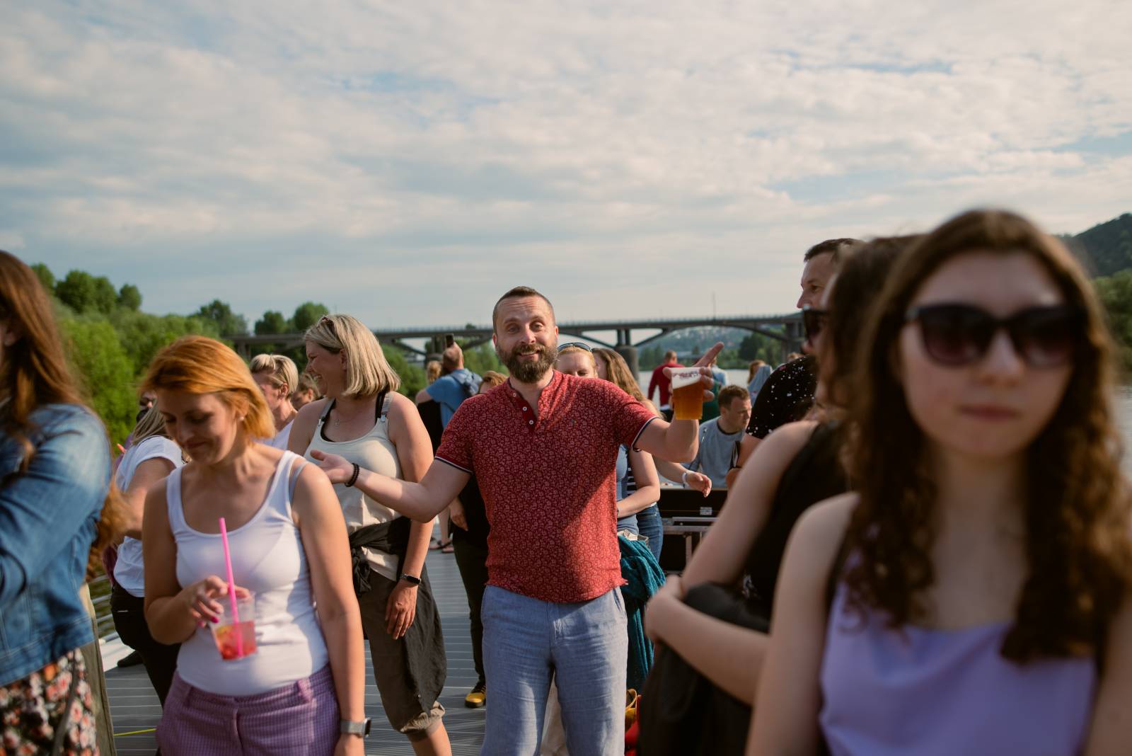 Bára Poláková to rozjela na lodi, koncert poslouchali i lidé na břehu