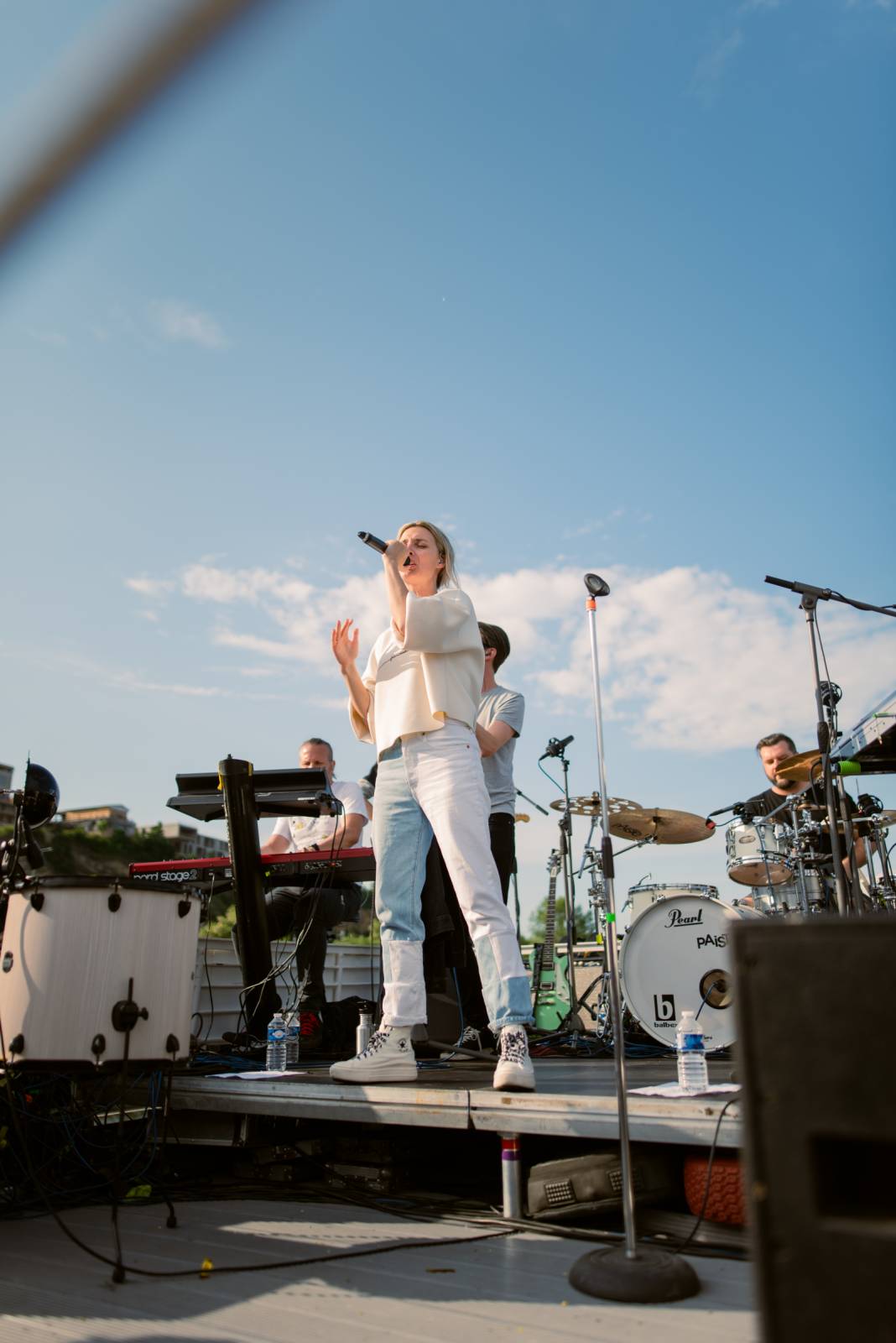 Bára Poláková to rozjela na lodi, koncert poslouchali i lidé na břehu