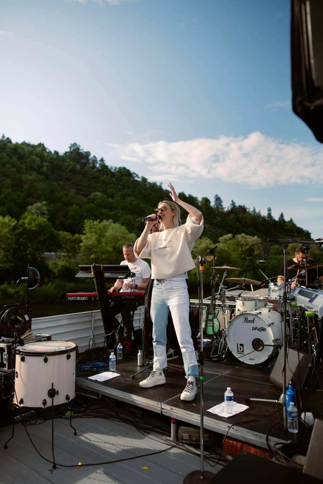 Bára Poláková to rozjela na lodi, koncert poslouchali i lidé na břehu