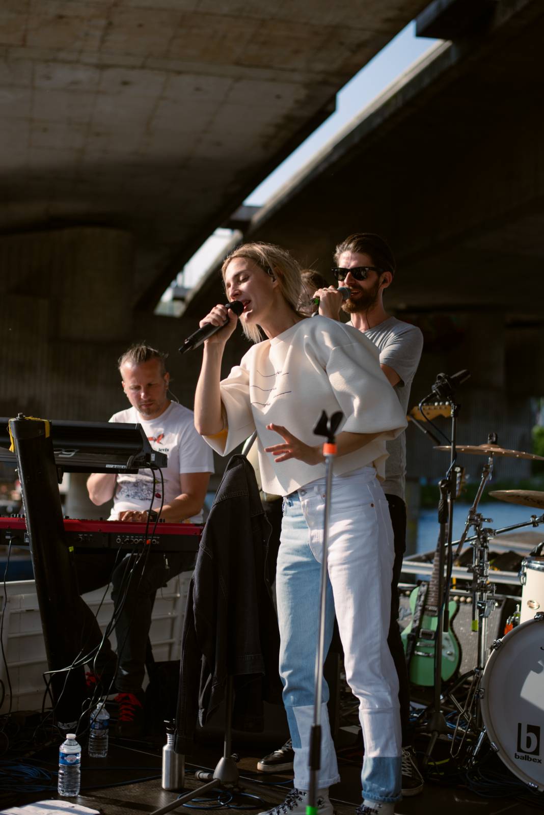 Bára Poláková to rozjela na lodi, koncert poslouchali i lidé na břehu