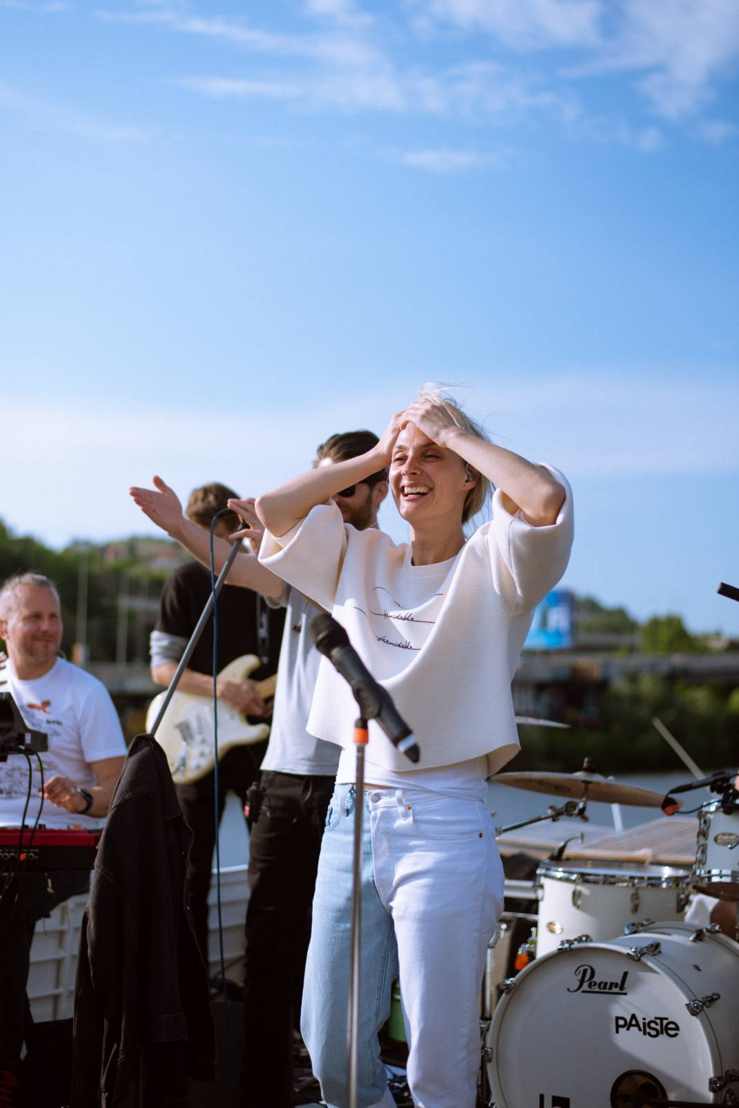 Bára Poláková to rozjela na lodi, koncert poslouchali i lidé na břehu