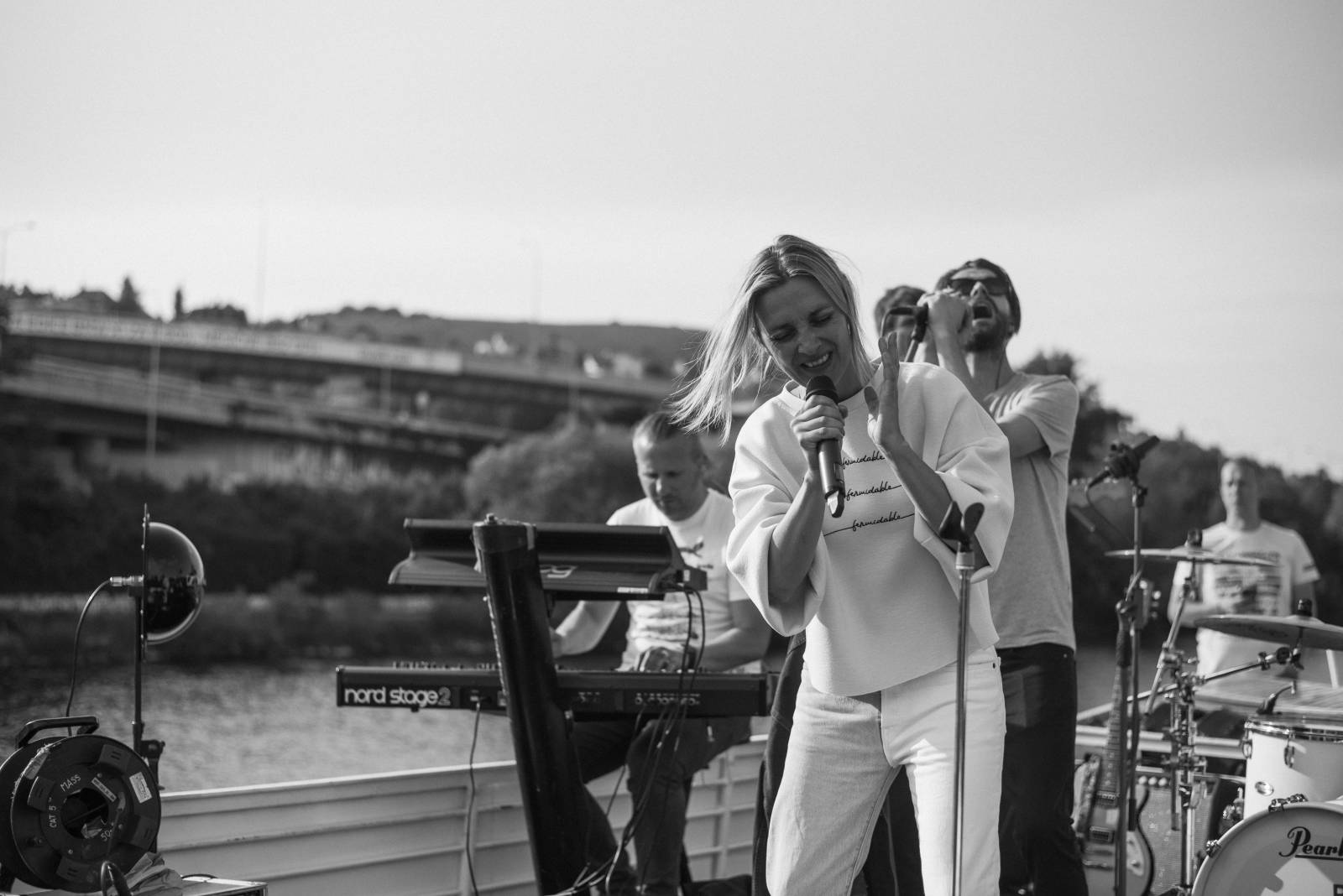 Bára Poláková to rozjela na lodi, koncert poslouchali i lidé na břehu