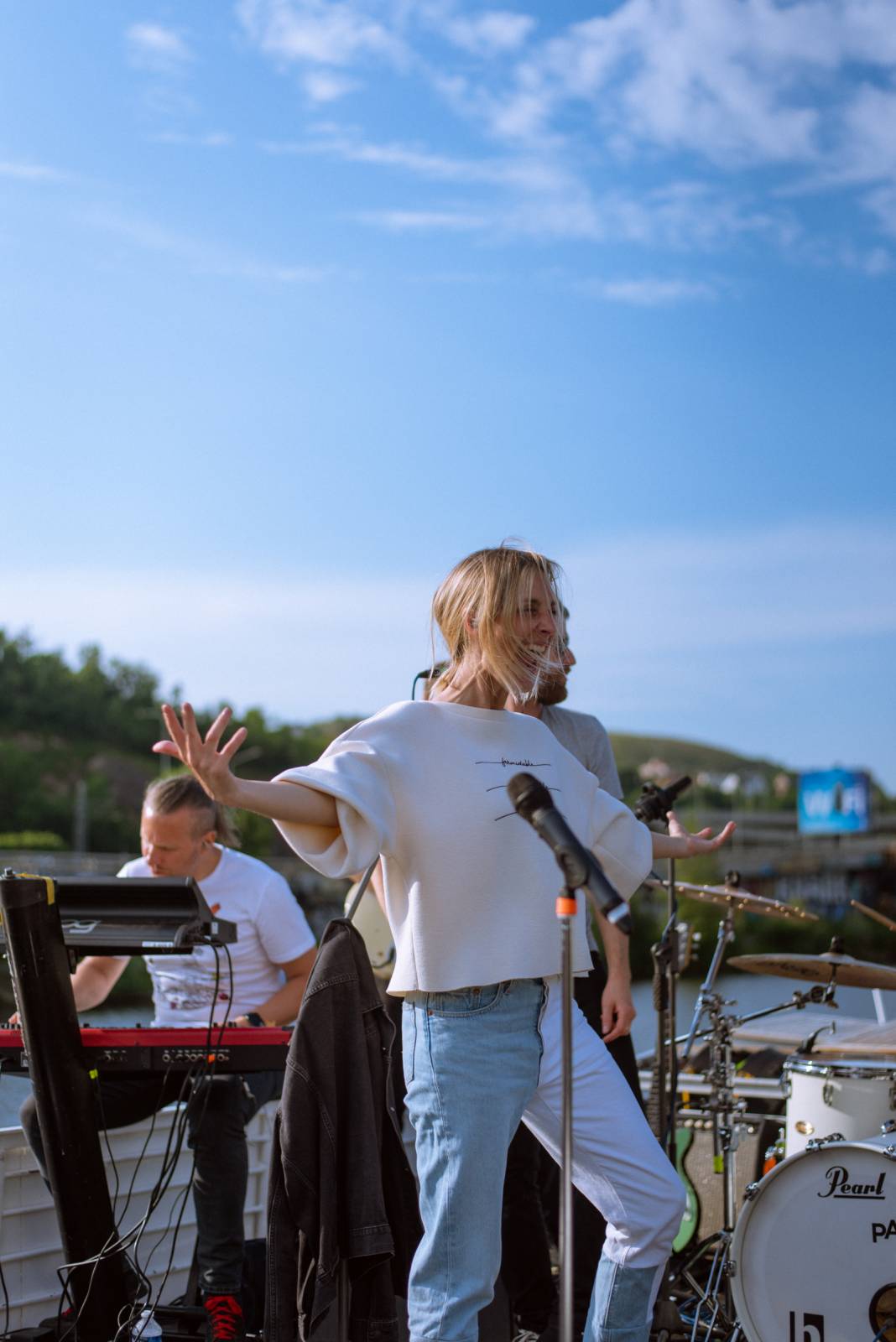 Bára Poláková to rozjela na lodi, koncert poslouchali i lidé na břehu