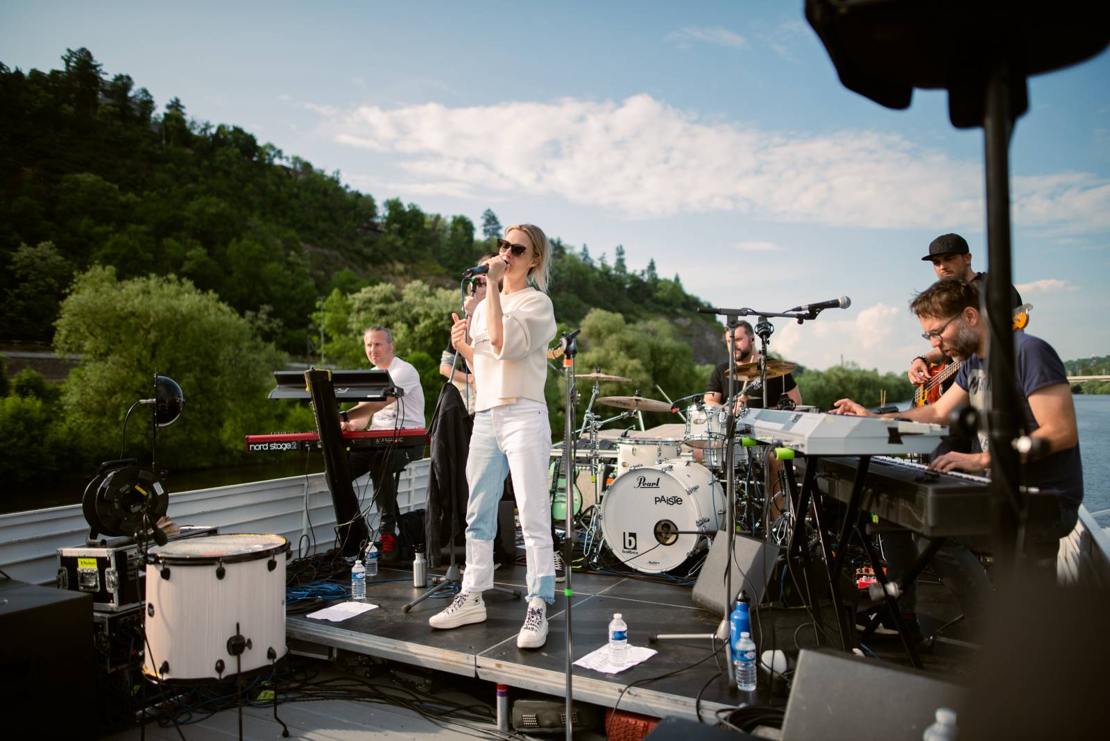 Bára Poláková to rozjela na lodi, koncert poslouchali i lidé na břehu