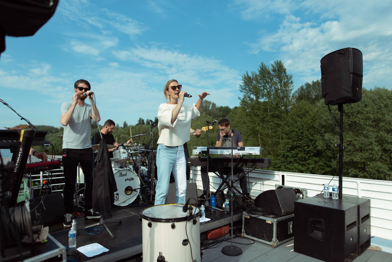 Bára Poláková to rozjela na lodi, koncert poslouchali i lidé na břehu