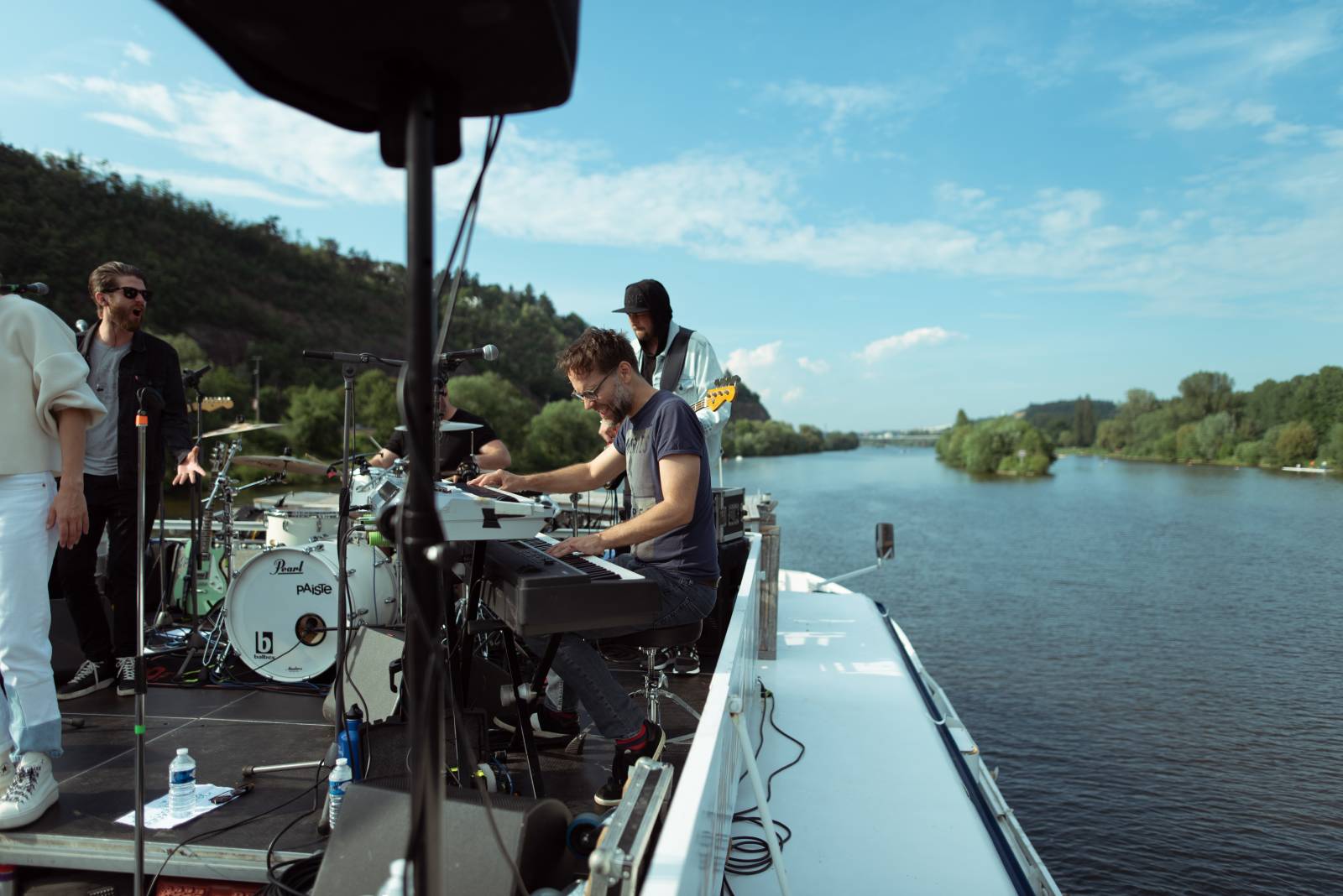 Bára Poláková to rozjela na lodi, koncert poslouchali i lidé na břehu
