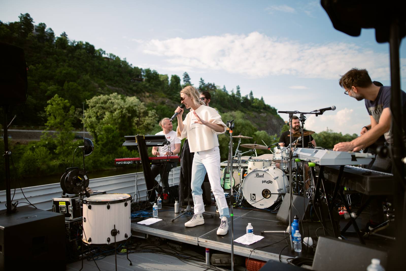 Bára Poláková to rozjela na lodi, koncert poslouchali i lidé na břehu