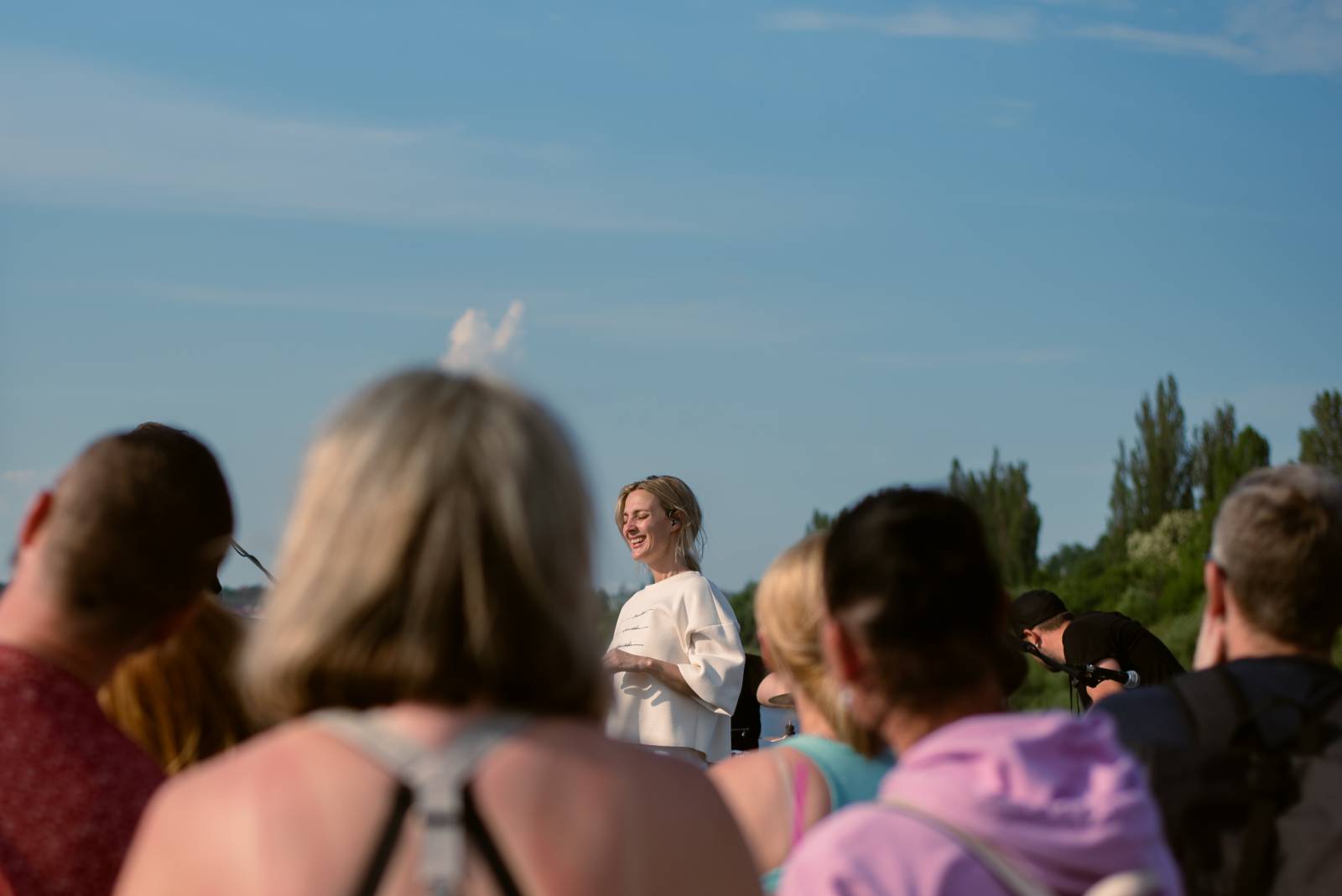 Bára Poláková to rozjela na lodi, koncert poslouchali i lidé na břehu