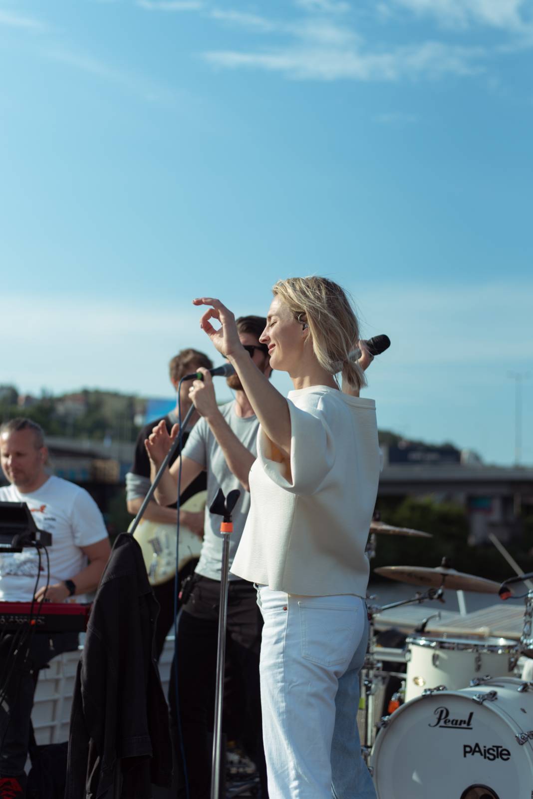 Bára Poláková to rozjela na lodi, koncert poslouchali i lidé na břehu