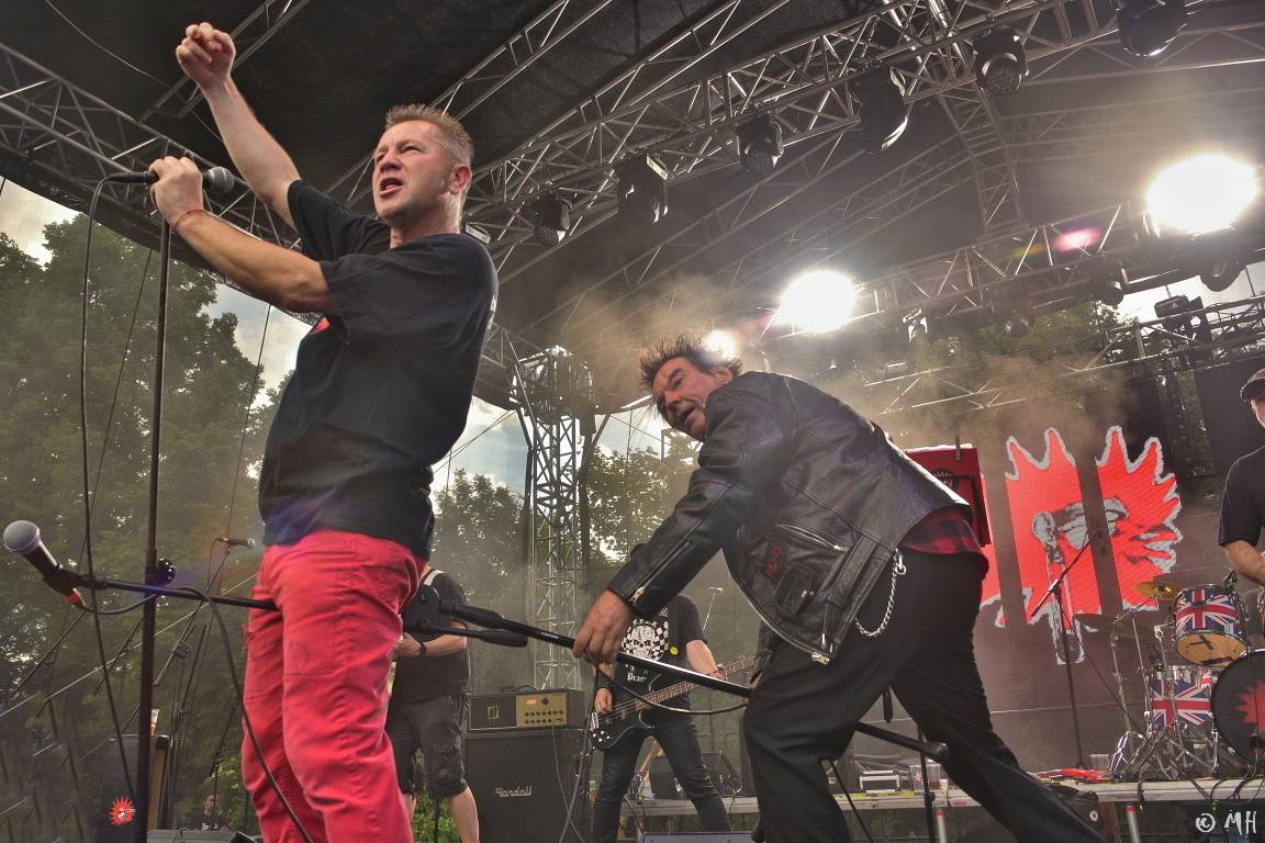 Tři sestry zamířili do Plzně, zazpíval i frontman Plexis