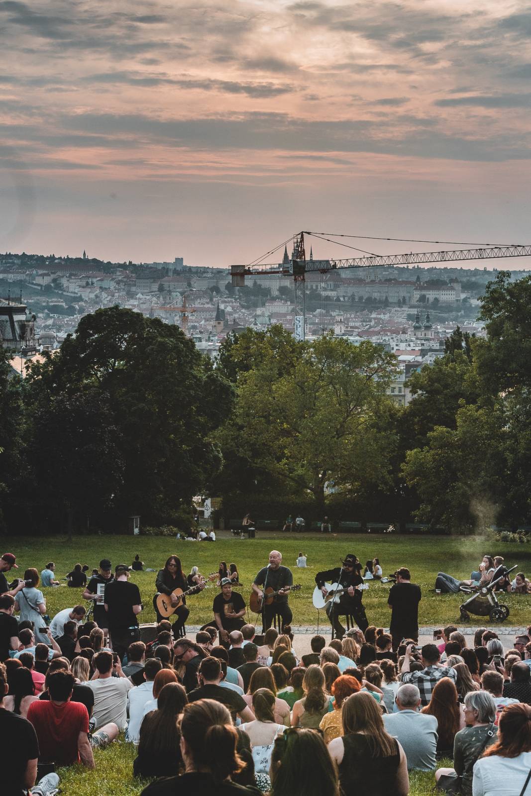 Lucie odehrála utajený minikoncert v Riegrových sadech