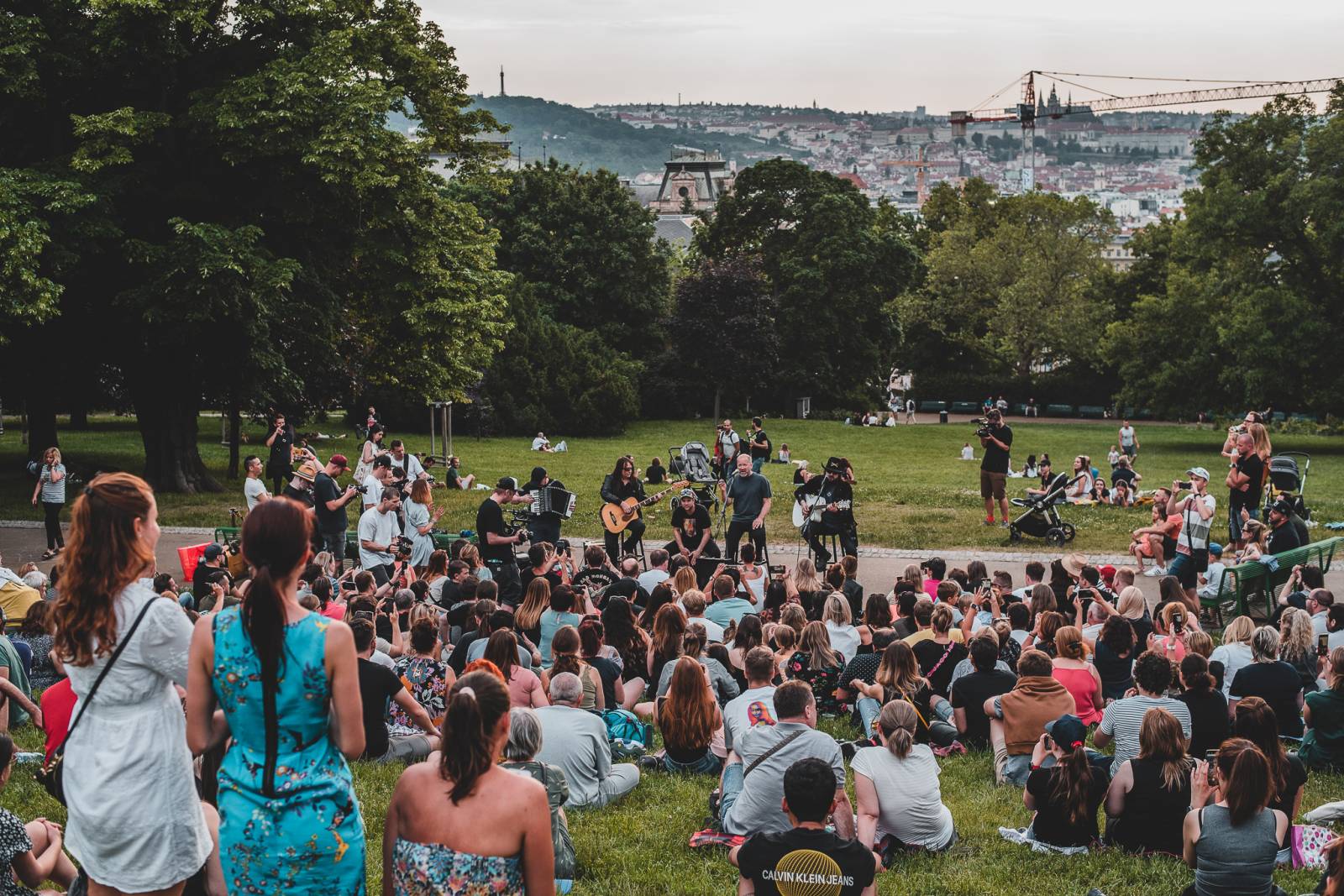 Lucie odehrála utajený minikoncert v Riegrových sadech