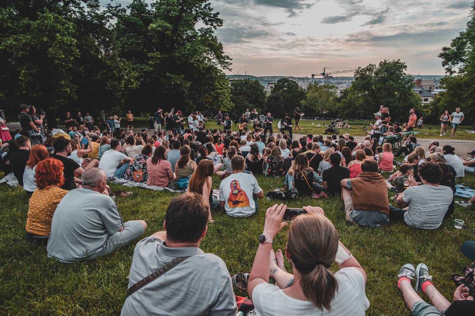 Lucie odehrála utajený minikoncert v Riegrových sadech